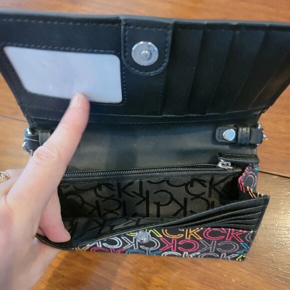 CALVIN KLEIN Multicolored Logo Crossbody Chain Wallet MSRP $138 - Picture 4 of 16